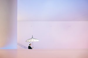 Mulher com um guarda-chuva em tons pastel de Christine von Diepenbroek