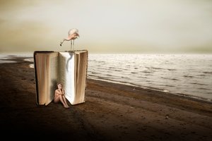 Mulher num livro gigante de Christine von Diepenbroek