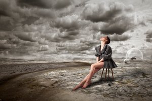 Mulher numa desolação surreal de Christine von Diepenbroek