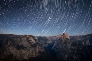 Rastros de estrelas sobre o Half Dome de Christoph Schaarschmidt