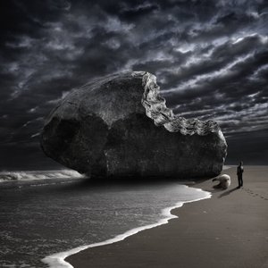 A Rocha Mordida na Praia Tempestuosa de Christophe Kiciak