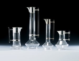 Uma jarra de clarete montada em prata e outros objetos de vidro de Christopher (attr. to) Dresser