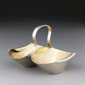 Uma cesta de metal branco de Christopher Dresser