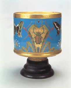 Jardineira decorada em imitação de cloisonne com besouros e borboletas, Minton & Co., 1867 (porcelana com base de madeira)