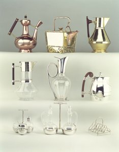 Topo, LR: Cafeteira Oriental, Benham & Froud, c.1888 (latão, cobre e madeira); Bule quadrado rebitado japonês, Benham & Froud, c.1888 (cobre e bronze); Claret jarro, Richard Perry, filho & Co., c.1880