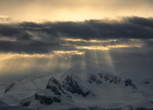 Raios dourados sobre as montanhas