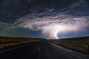 Um raio atinge a estrada aberta de Chuanxu Ren