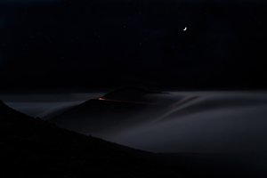Estrada de montanha numa noite enevoada
