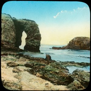 Arco de pedra em Perran Beach, Cornualha, final do século XIX ou início do século XX