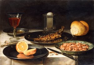 Um arenque com alcaparras e uma laranja fatiada em pratos e uma tigela de camarão em uma mesa,
