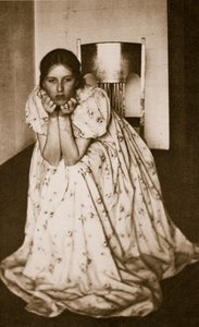 Menina em um vestido florido, c.1910 (fotogravura)