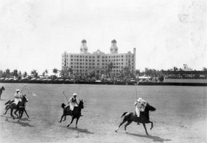 Jogo de polo em frente ao Nautilus Hotel, Miami Beach, 18 de março de 1928