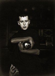 Autorretrato, c.1927 (impressão em gelatina e prata) de Claude Cahun