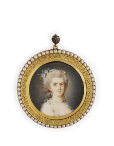 Comtesse Diane de Polignac, em vestido decotado branco, flores e fita verde menta no cabelo penteado para cima, usando um colar de pérolas e brincos (aquarela sobre marfim em moldura de metal dourado com borda de pérola dividida) de Claude Jean Baptiste (attr. to) Hoin