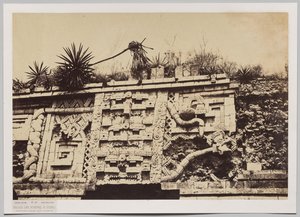 Palácio das Freiras em Uxmal (detalhe da fachada da serpente) de Claude Joseph Désiré Charnay