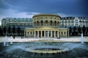 Arquitectura: vista da Rotunda de la Villette (Rotunda Ledoux) (1784-1789) feita pelo arquitecto Claude Nicolas Ledoux (1736-1806). Paris, Place Stalingrado.