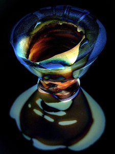 Escultura abstrata em vidro colorido