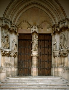 Vista do portal da Chartreuse de Champmol. É decorado com cinco esculturas feitas por Sluter Claus (cerca de 1350 por volta de 1405): a Virgem, o Duque e Duquesa de Borgonha, São João Batista e Santa Margarida. 1386-1401 Dijon (Gold Cote)