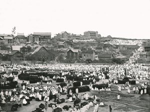 O Market Place, Antananarivo, Madagascar, 1895. de Colonel Stewart