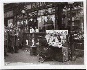 Comerciante de notícias cego, Fannie Lyons, no seu stand no canto sudeste da 7th Avenue & 34th Street de Company Byron