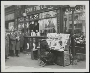 Comerciante de notícias cego, Fannie Lyons, no seu stand no canto sudeste da 7th Avenue & 34th Street
