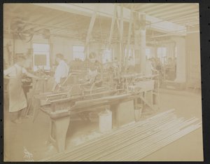 Laboratório de cinema Dressler & Co. com homens trabalhando de Company Byron