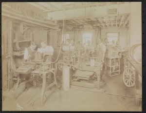 Laboratório de Cinema Dressler & Co. com homens trabalhando, Nova York de Company Byron