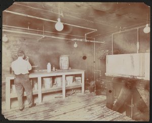 Laboratórios de cinema na Carlton Motion Picture Co. com cinco homens e uma mulher trabalhando com filme, emendas, etc., Nova York de Company Byron