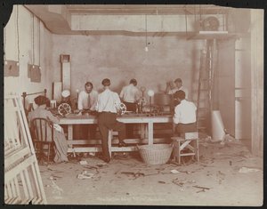 Laboratórios de cinema na Carlton Motion Picture Co. com cinco homens e uma mulher trabalhando com filme, emendas, etc., Nova York