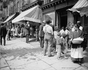 Distribuindo gelo grátis em Mulberry Street, Nova York, c.1900 (foto a p/b)