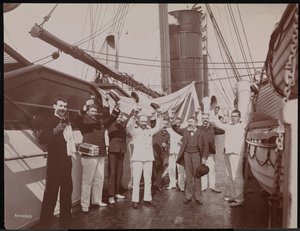 Oficiais e tripulação brindam com champanhe e charutos no convés da S.S. "Umbria", c.1897 (foto a p/b)