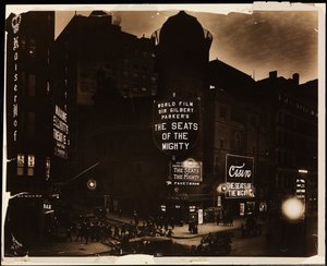 O Teatro do Casino à noite, multidões e carros, e trabalhadores de constução cavando na rua, Broadway e 39th St., New York, c.1915 (foto a p/b) de Company Byron
