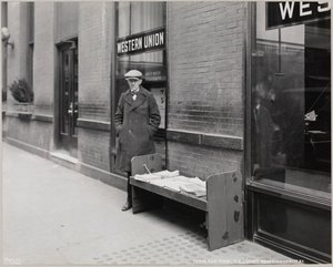 O jornalista cego, Frederick Rode e o canto sudeste da Broadway & 41st St. A Western Union sign is visible in the window behind Mr. Rode de Company Byron