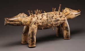 Uma figura de cão de poder do Kongo (madeira, pregos) de Congolese Congolese