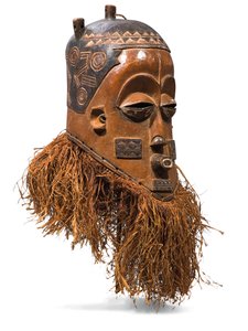 Máscara de capacete Pende (madeira e ráfia)