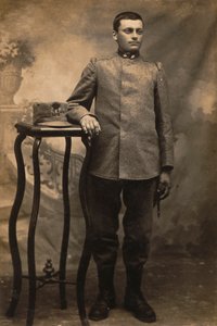Álbum "The GM R. Army (World War I)": soldado do 34º Regimento de Infantaria em uniforme por país (foto a p/b) de Conterno Conterno