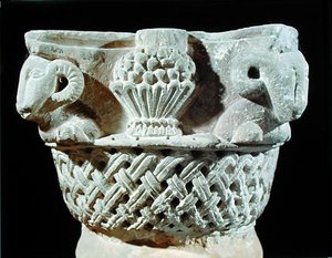 Capital na forma de uma cesta com cabeças de carneiros e uvas, do Mosteiro de São Jeremias, Sakkara de Coptic Coptic