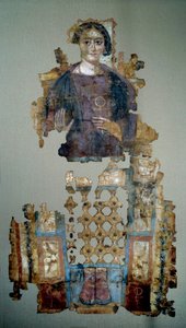 Arte copta: fragmento de manto de linho pintado retratando uma jovem mulher chamada a senhora uma cruz an seee. De Antinoupolis. Século IV d.C. Paris, Museu do Louvre