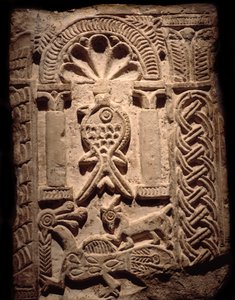 Civilização copta: fragmento de parede de alto relevo com peixes (símbolo cristão). Século VI ou VII depois de JC. Luxor, Museu de Arte Egípcia