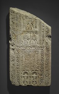Estela fragmentária, possivelmente encontrada em Esna, século 7-8 (calcário com vestígios de gesso) de Coptic Coptic