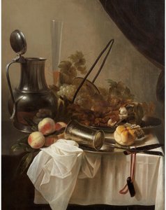 Um jarro de estanho com uma taça de prata virada, com fruta, pão e carne sobre uma mesa coberta de Cornelis Kruys
