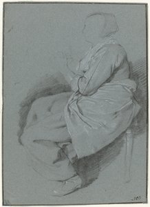 Mulher sentada, de perfil à esquerda, usando avental