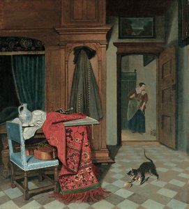 Interior com um tapete, uma espada e um jarro em uma mesa, um violoncelo em uma cadeira, um casaco pendurado em um armário, um gato brincando com uma bola, uma empregada além