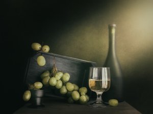 Vinho branco e uvas