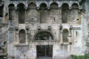 Porta Aurea no Palácio de Diocleciano. c.AD 300