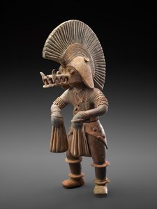 Dançarina com capacete de crocodilo, 300 BC-300 AD (barro com vestígios de pigmento policromado) de Culture Colima