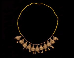 Tiara de uma coroa, final do século 19 e início do século 20 (contas de ouro, coral e vidro)