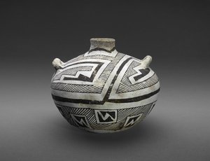 Jar (Olla) com designs escalonados e listrados de Culture Mogollon