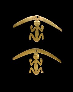 Par de orelhas penduradas, 600-1600 DC (martelado e lapidado em ouro) de Culture Nariño
