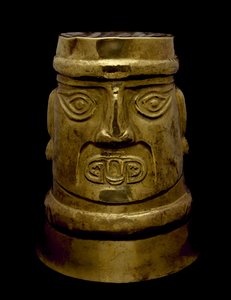 Copo que descreve uma divindade com olhos e presas no estilo Sicán, 800-1350 DC (ouro)
